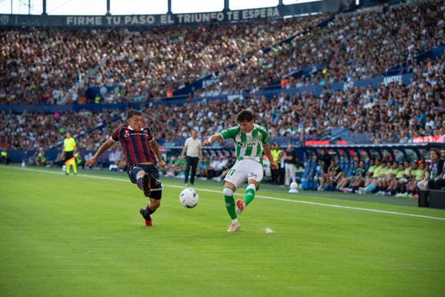 August 29, 2026, Valencia, Alicante, Spain: VALENCIA, SPAIN - AUGUST 29: 11 FRAN GARCIA shoots the ball in front of 24 THIAGO FERNANDEZ during the match between Levante UD and Real Betis, from LaLiga EASports, matchweek 3, disputed at the Ciutat de Valencia, Valencia Soccer 2026: Levante UD Vs Real Betis  - ZUMAc290 20260829_zsp_c290_010 Copyright: xJordixCantox