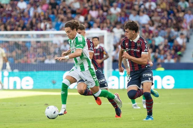 August 29, 2026, Valencia, Alicante, Spain: VALENCIA, SPAIN - AUGUST 29: 17 RODRIGO RIQUELME fight the ball against 929 NACHO PEREZ during the match between Levante UD and Real Betis, from LaLiga EASports, matchweek 3, disputed at the Ciutat de Valencia, Valencia Soccer 2026: Levante UD Vs Real Betis  - ZUMAc290 20260829_zsp_c290_014 Copyright: xJordixCantox
