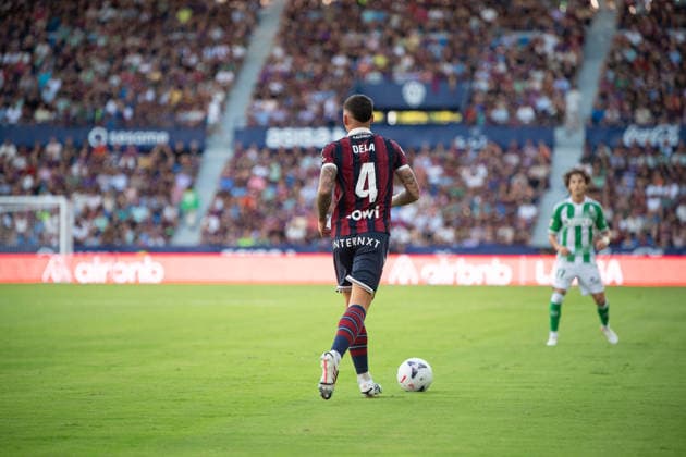 August 29, 2026, Valencia, Alicante, Spain: VALENCIA, SPAIN - AUGUST 29: 4 ADRIAN DE LA FUENTE DELA with the ball during the match between Levante UD and Real Betis, from LaLiga EASports, matchweek 3, disputed at the Ciutat de Valencia, Valencia Soccer 2026: Levante UD Vs Real Betis  - ZUMAc290 20260829_zsp_c290_021 Copyright: xJordixCantox