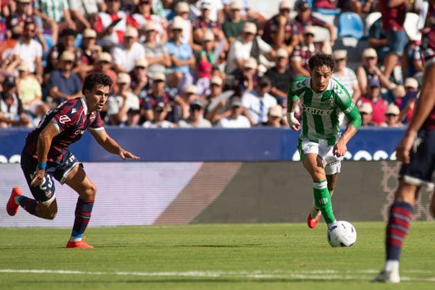 August 29, 2026, Valencia, Alicante, Spain: VALENCIA, SPAIN - AUGUST 29: 7 ANTONY dribbling in front of 23 MANU SANCHEZ and 2 AISSA MANDI during the match between Levante UD and Real Betis, from LaLiga EASports, matchweek 3, disputed at the Ciutat de Valencia, Valencia Valencia Spain - ZUMAc290 20260829_zsp_c290_012 Copyright: xJordixCantox