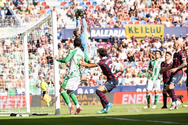 ESP LaLiga EA Sports UD Levante vs. Real Betis: Mathew Ryan of Levante made a save during the LaLiga EA Sports match between UD Levante and Real Betis, played at Ciudad de Valencia Stadium in Valencia on August 29, 2026, in Valencia, Spain. Soccer Copyright: xAgenciaxLOFx