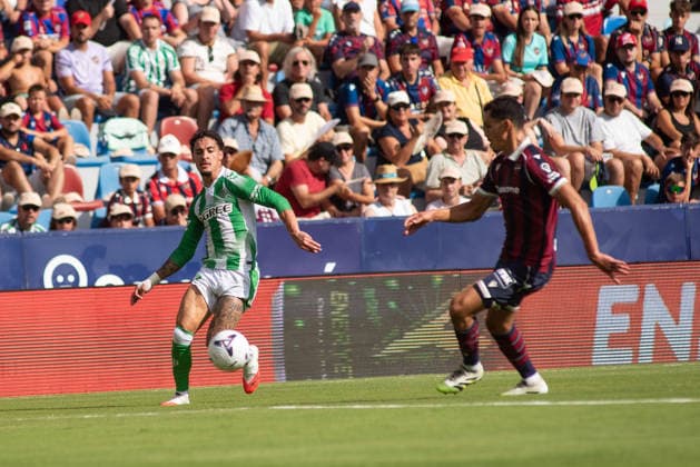 August 29, 2026, Valencia, Alicante, Spain: VALENCIA, SPAIN - AUGUST 29: 7 ANTONY fight the ball with 23 MANU SANCHEZ during the match between Levante UD and Real Betis, from LaLiga EASports, matchweek 3, disputed at the Ciutat de Valencia, Valencia Valencia Spain - ZUMAc290 20260829_zsp_c290_011 Copyright: xJordixCantox