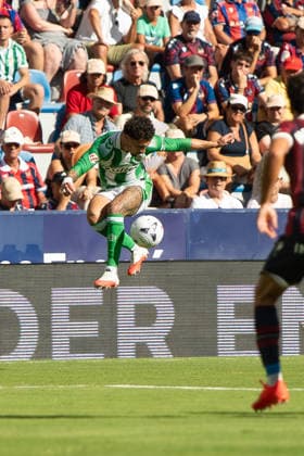 August 29, 2026, Valencia, Alicante, Spain: VALENCIA, SPAIN - AUGUST 29: 7 ANTONY make an acrobatic control during the match between Levante UD and Real Betis, from LaLiga EASports, matchweek 3, disputed at the Ciutat de Valencia, Valencia Valencia Spain - ZUMAc290 20260829_zsp_c290_016 Copyright: xJordixCantox