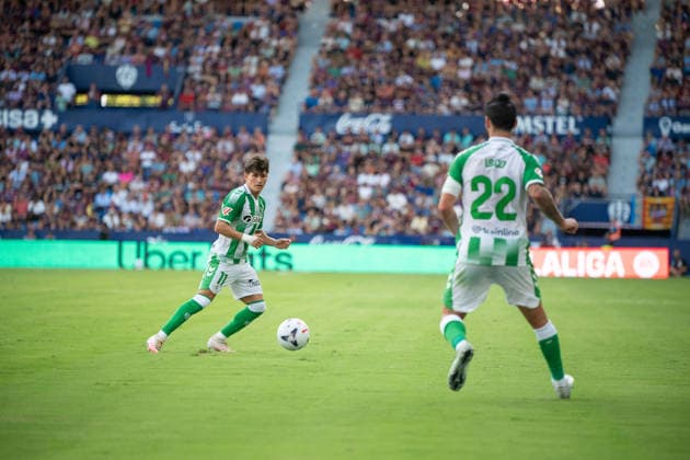 August 29, 2026, Valencia, Alicante, Spain: VALENCIA, SPAIN - AUGUST 29: 11 FRAN GARCIA pass the ball to 22 ISCO during the match between Levante UD and Real Betis, from LaLiga EASports, matchweek 3, disputed at the Ciutat de Valencia, Valencia Valencia Spain - ZUMAc290 20260829_zsp_c290_017 Copyright: xJordixCantox