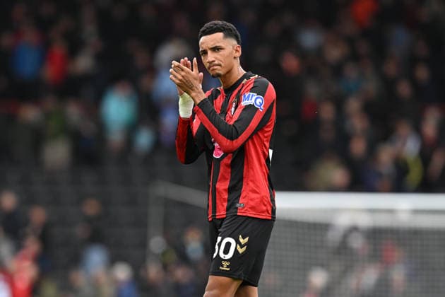 Bournemouth v Everton, Premier League Alvaro Rodriguez (30) of AFC Bournemouth applauds the fans at full time during the Premier League match between Bournemouth and Everton at the Vitality Stadium, Bournemouth, UK on 29 August 2026. Bournemouth Vitality Stadium Dorset UK Editorial use only DataCo restrictions apply See www.football-dataco.com , Copyright: xGrahamxHuntx PSI-24762-0103