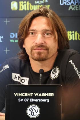 29.08.2026, xrekx, Fussball 1.Bundesliga, SV Elversberg - Bayer 04 Leverkusen v.l. Pressekonferenz Vincent Wagner Trainer (SV 07 Elversberg) (DFL DFB REGULATIONS PROHIBIT ANY USE OF PHOTOGRAPHS as IMAGE SEQUENCES and or QUASI-VIDEO) Elversberg *** August 29, 2026, xrekx, Soccer, Bundesliga 1, SV Elversberg vs. Bayer 04 Leverkusen – Press Conference with Vincent Wagner, Coach of SV 07 Elversberg. DFL and DFB regulations prohibit any use of photographs as image sequences and or quasi-video. Elversberg