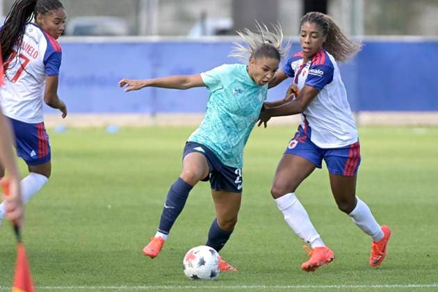 Foot - OL Lyonnes VS London City Lionesses à Décines Le 29 aout 2026 PHOTOPQR LE PROGRES Maxime JEGAT - Décines-Charpieu 29 08 2026 - Foot - OL Lyonnes VS London City Lionesses à Décines Le 29 aout 2026 -Delphine Cascarino (London City) et Ashley Lawrence (OL Lyonnes) au cours du match de préparation opposant OL (en blanc) à London City Lionesses au Satde Gerard Houillier à Décines et comptant Décines-Charpieu Rhône Rhône-Alpes France  Copyright: xPHOTOPQR LExPROGRES MAXPPPxMaximexJEGATx 20260829LPL0202 20260829LPL0202