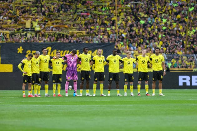 29.08.2026, GER, Fussball, Herren, Bundesliga , Saison 2026 2027, Borussia Dortmund - Hamburger SV der BVB bei einer Gedenkminute Dortmund Signal-Iduna Park Nordrhein-Westfalen Deutschland *** August 29, 2026, GER, Soccer, Men s, Bundesliga, 2026–2027 Season, Borussia Dortmund vs. Hamburger SV; BVB observes a minute of silence at Signal Iduna Park in Dortmund, North Rhine-Westphalia, Germany Copyright: xAdrianxSchlüterx