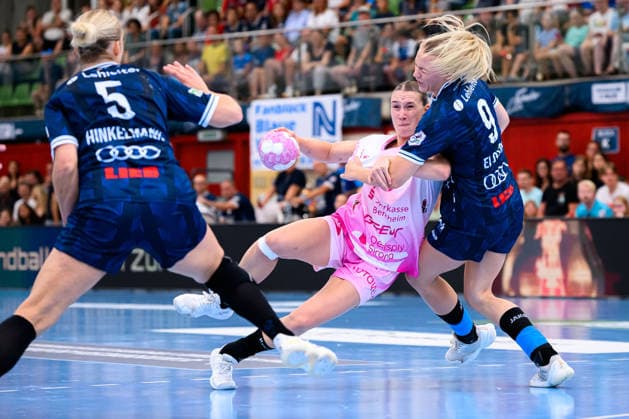 Neckarsulm Central Station, Sportunion Neckarsulm, HSG Bensheim, Auerbach; from left, Lena Degenhardt (Bensheim) and Fanny Elovson (Neckarsulm) in a one-on-one battle; Neckarsulm, Ballei, Baden-Württemberg, Germany