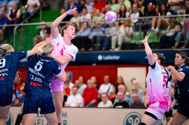 Neckarsulm Central Station; Sportunion Neckarsulm; HSG Bensheim; Auerbach; from left: Fanny Elovson (Neckarsulm), Kim Hinkelmann (Neckarsulm), Lena Degenhardt (Bensheim) passing to Isabell Hurst (Bensheim); Neckarsulm; Ballei; Baden-Württemberg; Germany