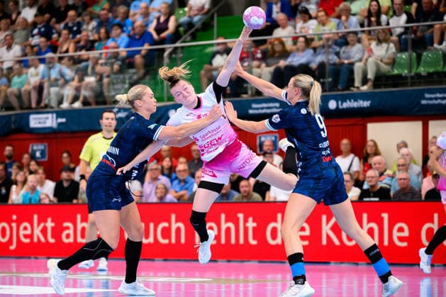 Neckarsulm Central Station, Sportunion Neckarsulm, HSG Bensheim, Auerbach, Kim Hinkelmann (Neckarsulm), Cara Reuthal (Bensheim), Fanny Elovson (Neckarsulm), Neckarsulm, Ballei, Baden-Württemberg, Germany