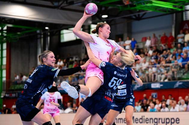 Neckarsulm Central Station, Sportunion Neckarsulm, HSG Bensheim, Auerbach; from left: Annefleur Bruggeman (Neckarsulm), Lena Degenhardt (Bensheim), Antje Döll (Neckarsulm); Neckarsulm, Ballei, Baden-Württemberg, Germany
