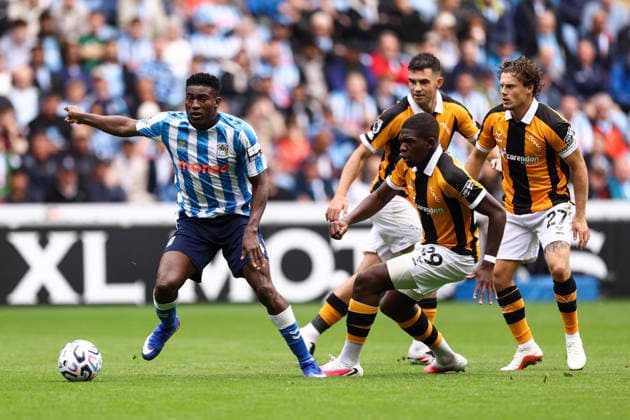 Coventry City gegen Hull City, 29. August 2026, Coventry, Premier League, Fußball: Coventry City gegen Hull City – Taiwo Awoniyi von Coventry City weicht dem Tackling von Lucas Gourna Douath von Hull City aus. Foto: Jacques Feeney, Offside, Coventry, Großbritannien  Copyright: xJacquesxFeeneyx xOffsidexOffside