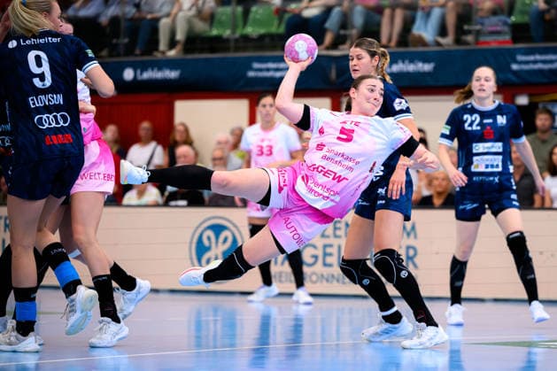 Neckarsulm: HBF - Sportunion Neckarsulm - HSG Bensheim Auerbach Isabell Hurst (Bensheim) Neckarsulm Ballei Baden-Württemberg Deutschland *** Neckarsulm Central Station, Sportunion Neckarsulm, HSG Bensheim, Auerbach, Isabell Hurst, Bensheim, Neckarsulm, Ballei, Baden-Württemberg, Germany