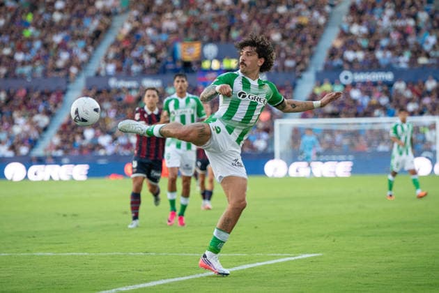 August 29, 2026, Valencia, Alicante, Spain: VALENCIA, SPAIN - AUGUST 29: 2 HECTOR BELLERIN acrobatic pass during the match between Levante UD and Real Betis, from LaLiga EASports, matchweek 3, disputed at the Ciutat de Valencia, Valencia Valencia Spain - ZUMAc290 20260829_zsp_c290_029 Copyright: xJordixCantox