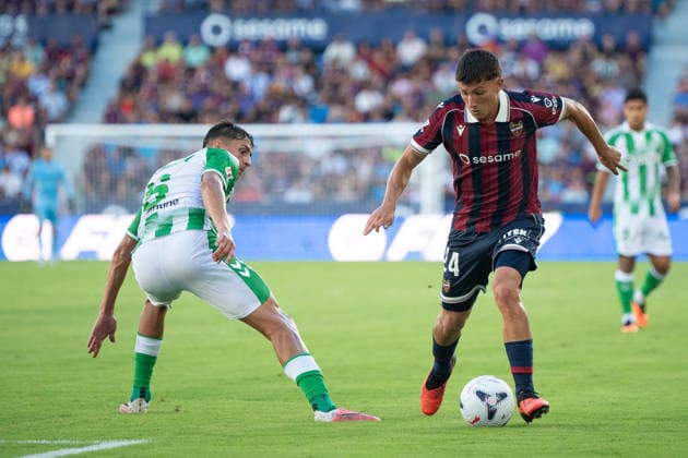 August 29, 2026, Valencia, Alicante, Spain: VALENCIA, SPAIN - AUGUST 29: 24 THIAGO FERNANDEZ dribbling 6 FACUNDO BERNA during the match between Levante UD and Real Betis, from LaLiga EASports, matchweek 3, disputed at the Ciutat de Valencia, Valencia Valencia Spain - ZUMAc290 20260829_zsp_c290_031 Copyright: xJordixCantox