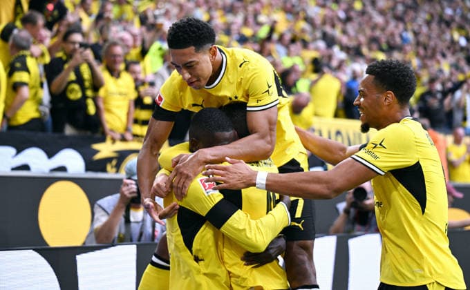Dortmund, Germany, 1. Bundesliga, Matchday 1, Signal Iduna Park Dortmund, Bor. Dortmund vs Hamburger SV; Serhou Guirassy (BVB) celebrates after scoring the goal, together with Jobe Bellingham (BVB). Celebration, Joy, Action. *** Dortmund, Germany, Bundesliga 1, Matchday 1, Signal Iduna Park, Dortmund, Borussia Dortmund vs. Hamburger SV, Serhou Guirassy, BVB celebrates after scoring a goal, along with Jobe Bellingham, BVB Celebration, Joy, Action