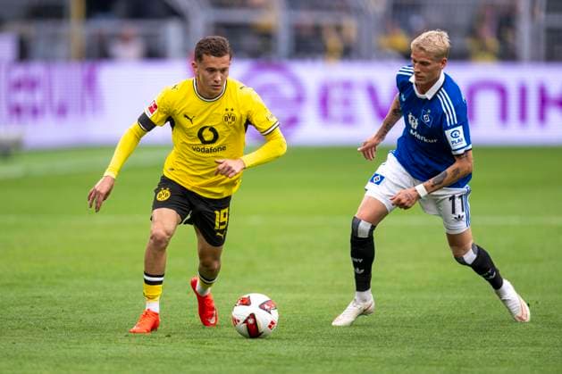 29.08.2026: Fußball, 1. Bundesliga: Borussia Dortmund - Hamburger SV, im Signal-Iduna-Park. Konstantinos Karetsas (Borussia Dortmund) (l) und Albert Grönbaek (Hamburger SV) kämpfen um den Ball. WICHTIGER HINWEIS: Gemäß den Vorgaben der DFL und des DFB ist es untersagt, in dem Stadion und oder vom Spiel angefertigte Fotoaufnahmen in Form von Sequenzbildern und oder videoähnlichen Fotostrecken zu verwerten bzw. verwerten zu lassen. *** August 29, 2026 Soccer, Bundesliga 1: Borussia Dortmund vs. Hamburger SV at Signal Iduna Park. Konstantinos Karetsas (Borussia Dortmund) and Albert Grönbaek (Hamburger SV) battle for the ball. IMPORTANT NOTICE: In accordance with DFL and DFB regulations, it is prohibited to use or allow the use of photographs taken in the stadium and or during the game in the form of sequential images and or video-like photo sequences Copyright: xDavidxInderliedx