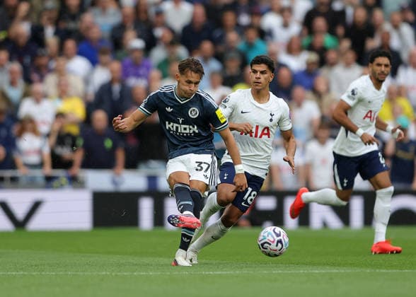 29th August 2026; Tottenham Hotspur Stadium, London, England; Premier League Football, Tottenham Hotspur versus Newcastle United; Amar Dedic of Newcastle United under pressure from Mateus Fernandes of Tottenham Hotspur JohnxPatrickxFletcher