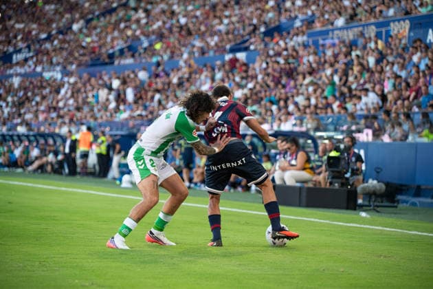 August 29, 2026, Valencia, Alicante, Spain: VALENCIA, SPAIN - AUGUST 29: 24 THIAGO FERNANDEZ fight the ball with 2 HECTOR BELLERIN during the match between Levante UD and Real Betis, from LaLiga EASports, matchweek 3, disputed at the Ciutat de Valencia, Valencia Valencia Spain - ZUMAc290 20260829_zsp_c290_033 Copyright: xJordixCantox
