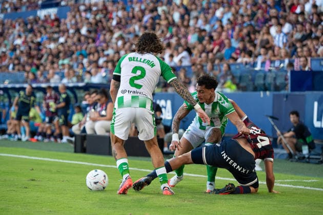 August 29, 2026, Valencia, Alicante, Spain: VALENCIA, SPAIN - AUGUST 29: 24 THIAGO FERNANDEZ fight the ball with 2 HECTOR BELLERIN and 7 ANTONY during the match between Levante UD and Real Betis, from LaLiga EASports, matchweek 3, disputed at the Ciutat de Valencia, Valencia Soccer 2026: Levante UD Vs Real Betis  - ZUMAc290 20260829_zsp_c290_034 Copyright: xJordixCantox