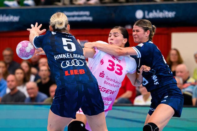 Neckarsulm Central Station, Sportunion Neckarsulm, HSG Bensheim, Auerbach; from left: Kim Hinkelmann (Neckarsulm), Lucie Marie Kretzschmar (Bensheim), Neckarsulm, Ballei, Baden-Württemberg, Germany