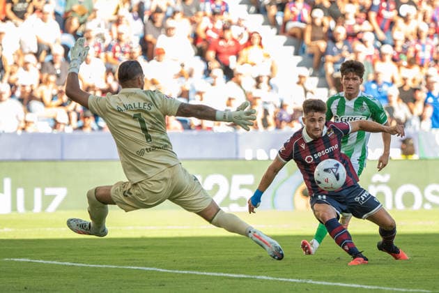 August 29, 2026, Valencia, Alicante, Spain: VALENCIA, SPAIN - AUGUST 29: 9 IVAN ROMERO shoots in front of 1 ALVARO VALLES during the match between Levante UD and Real Betis, from LaLiga EASports, matchweek 3, disputed at the Ciutat de Valencia, Valencia Valencia Spain - ZUMAc290 20260829_zsp_c290_036 Copyright: xJordixCantox