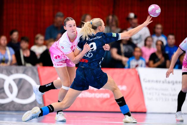 Neckarsulm Central Station; Sportunion Neckarsulm; HSG Bensheim; Auerbach; from left, Lena Degenhardt (Bensheim) and Fanny Elovson (Neckarsulm) in a one-on-one battle; Neckarsulm; Ballei; Baden-Württemberg; Germany