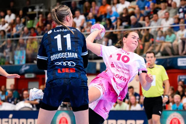 Neckarsulm Central Station, Sportunion Neckarsulm, HSG Bensheim, Auerbach; from left: Annefleur Bruggeman (Neckarsulm), Ida Hoberg (Bensheim), Neckarsulm, Ballei, Baden-Württemberg, Germany