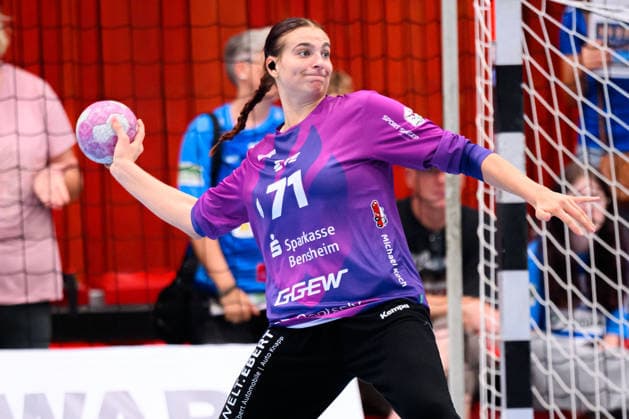 Neckarsulm Main Station, Sportunion Neckarsulm, HSG Bensheim, Auerbach, Goalie Melanie Halter, Bensheim, Neckarsulm, Ballei, Baden-Württemberg, Germany