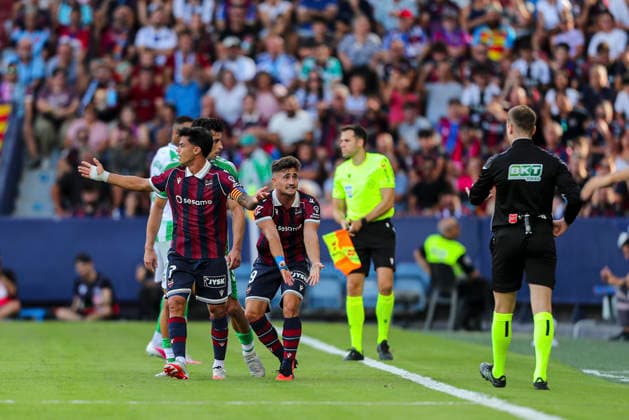 August 29, 2026, Valencia, Valencia, SPAIN: Ivan Romero of Levante UD protest during the Spanish league, LaLiga EA Sports, football match played between Levante UD and Real Betis Balompie at Ciutat de Valencia stadium on August 29, 2026, in Valencia, Spain. Levante UD V Real Betis Balompie - LaLiga EA Sports  - ZUMAa181 20260829_zaa_a181_077 Copyright: xIvanxTerronx