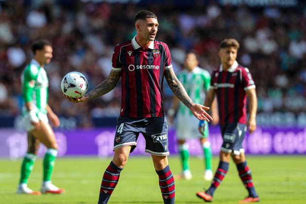 August 29, 2026, Valencia, Valencia, SPAIN: Adrian Dela of Levante UD protests during the Spanish league, LaLiga EA Sports, football match played between Levante UD and Real Betis Balompie at Ciutat de Valencia stadium on August 29, 2026, in Valencia, Spain. Levante UD V Real Betis Balompie - LaLiga EA Sports  - ZUMAa181 20260829_zaa_a181_080 Copyright: xIvanxTerronx