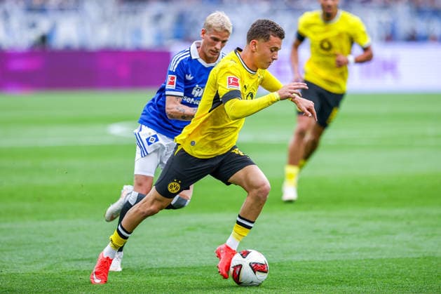 2026.08.29, xkwix, Fußball, Bundesliga, Borussia Dortmund - Hamburger SV, Signal Iduna Park, 1.Spieltag, Saison 2026 2027: Konstantinos Karetsas (Borussia Dortmund 19) im Zweikampf gegen Albert Groenbaek (Hamburger SV 11) DFB regulations prohibit any use of photographs as image sequences and or quasi-video. Photo: xKamilxWilkowskixPressefotoKochx Nordrhein-Westfalen Deutschland *** August 29, 2026, xkwix, Soccer, Bundesliga, Borussia Dortmund vs. Hamburger SV, Signal Iduna Park, Matchday 1, 2026–2027 season: Konstantinos Karetsas (Borussia Dortmund 19) in a tackle against Albert Groenbaek (Hamburger SV 11). DFB regulations prohibit any use of photographs as image sequences and or quasi-video. Photo: xKamilxWilkowskixPressefotoKochx, North Rhine-Westphalia, Germany