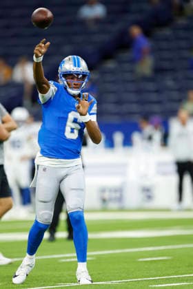 INDIANAPOLIS, IN - AUGUST 29: Detroit Lions quarterback Joshua Dobbs (6) warms up prior to the start of a NFL, American Football Herren, USA preseason game between the Detroit Lions and the Indianapolis Colts on August 29, 2026 at Lucas Oil Stadium in Indianapolis, IN. (Photo by Jeffrey Brown Icon Sportswire) NFL: AUG 29 Lions at Colts EDITORIAL USE ONLY Icon082926010