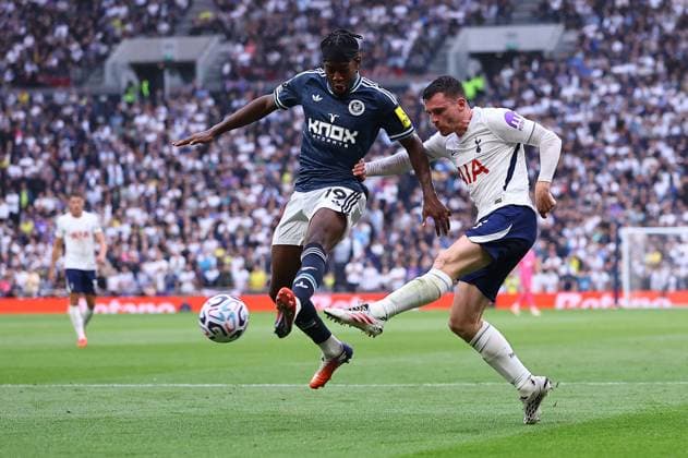 Andy Robertson of Tottenham Hotspur and Anthony Elanga of Newcastle United Tottenham Hotspur v Newcastle United, Premier League Football, Football, Tottenham Hotspur Stadium, London, UK - 29 Aug 2026London Tottenham Hotspur Stadium United Kingdom EDITORIAL USE ONLY No use with unauthorised audio, video, data, fixture lists, club league logos or live services. Online in-match use limited to 120 images, no video emulation. No use in betting, games or single club league player publications. Copyright: xMichaelxZemanek Shutterstockx 17119028p