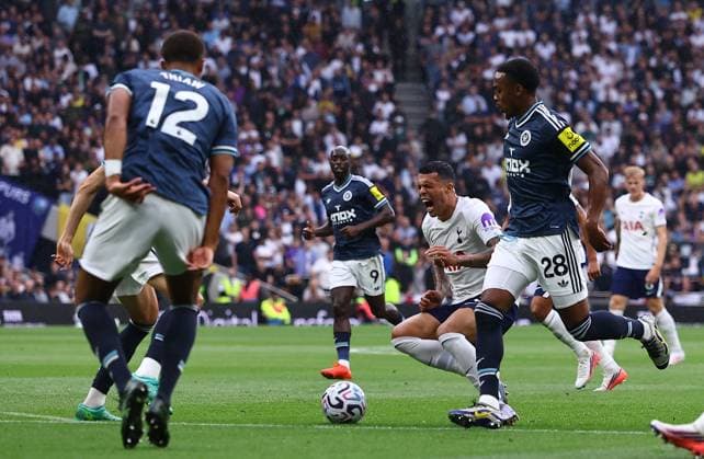 Pedro Porro of Tottenham Hotspur falls down under pressure from Joe Willock of Newcastle United Tottenham Hotspur v Newcastle United, Premier League Football, Football, Tottenham Hotspur Stadium, London, UK - 29 Aug 2026London Tottenham Hotspur Stadium United Kingdom EDITORIAL USE ONLY No use with unauthorised audio, video, data, fixture lists, club league logos or live services. Online in-match use limited to 120 images, no video emulation. No use in betting, games or single club league player publications. Copyright: xMichaelxZemanek Shutterstockx 17119028s
