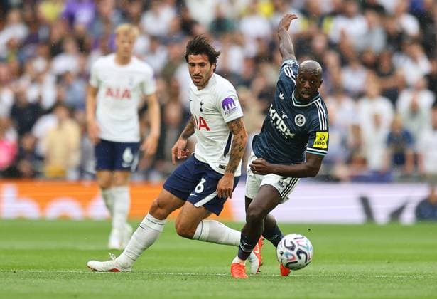 Sandro Tonali of Tottenham Hotspur and Yoane Wissa of Newcastle United Tottenham Hotspur v Newcastle United, Premier League Football, Football, Tottenham Hotspur Stadium, London, UK - 29 Aug 2026London Tottenham Hotspur Stadium United Kingdom EDITORIAL USE ONLY No use with unauthorised audio, video, data, fixture lists, club league logos or live services. Online in-match use limited to 120 images, no video emulation. No use in betting, games or single club league player publications. Copyright: xMichaelxZemanek Shutterstockx 17119028ac