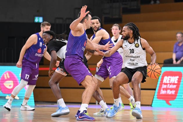 BG Göttingen vs. Löwen Braunschweig Basketball, Men s Exhibition Game, BG Göttingen vs. Löwen Braunschweig, Sparkassen Arena: Chip Flanigan (r), Löwen Braunschweig dribbles against Omar Pajic (l), BG Göttingen, Göttingen, Lower Saxony, Germany