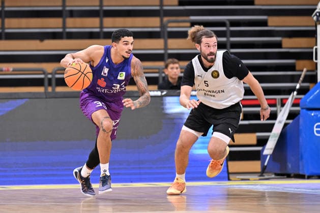 BG Göttingen vs. Löwen Braunschweig Basketball, Men s Exhibition Game, BG Göttingen vs. Löwen Braunschweig, Sparkassen Arena; Tai Bibbs (left), BG Göttingen dribbles against Devin Askew (right), Löwen Braunschweig, Göttingen, Lower Saxony, Germany