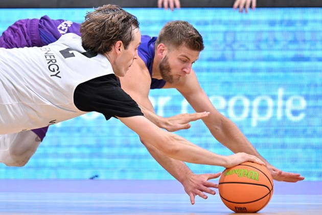 RECORD DATE NOT STATED BG Göttingen - Löwen Braunschweig Basketball, Männer: Testspiel, BG Göttingen - Löwen Braunschweig, Sparkassen-Arena. Mathis Mönninghoff (r, BG Göttingen) kämpft mit Benny Schröder (l, Löwen Braunschweig) um den Ball. Göttingen Niedersachsen Deutschland *** BG Göttingen vs. Löwen Braunschweig Basketball, Men s Exhibition Game, BG Göttingen vs. Löwen Braunschweig, Sparkassen Arena, Mathis Mönninghoff (right), BG Göttingen battles with Benny Schröder (left), Löwen Braunschweig fights for the ball, Göttingen, Lower Saxony, Germany