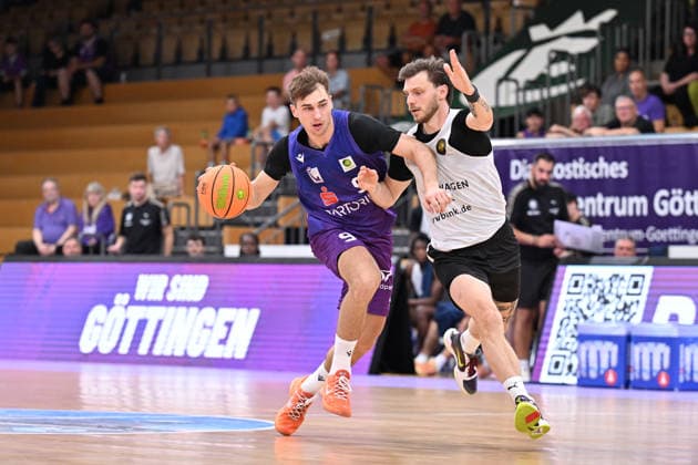 BG Göttingen vs. Löwen Braunschweig Basketball, Men s Exhibition Game, BG Göttingen vs. Löwen Braunschweig, Sparkassen Arena: Radvilas Kneizys (left), BG Göttingen dribbles past Ferdinand Zylka (right), Löwen Braunschweig, Göttingen, Lower Saxony, Germany