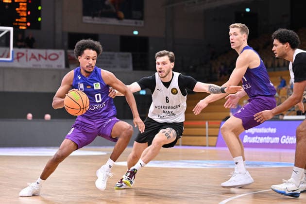 BG Göttingen vs. Löwen Braunschweig Basketball, Men s Exhibition Game, BG Göttingen vs. Löwen Braunschweig, Sparkassen Arena: Nils Schmitz (left), BG Göttingen dribbles against Ferdinand Zylka (right), Löwen Braunschweig, Göttingen, Lower Saxony, Germany
