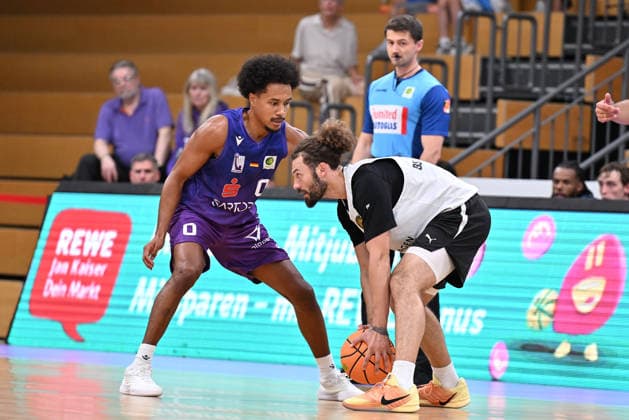BG Göttingen vs. Löwen Braunschweig Basketball, Men s Exhibition Game, BG Göttingen vs. Löwen Braunschweig, Sparkassen Arena: Devin Askew (right), Löwen Braunschweig dribbles past Nils Schmitz (left), BG Göttingen, Göttingen, Lower Saxony, Germany