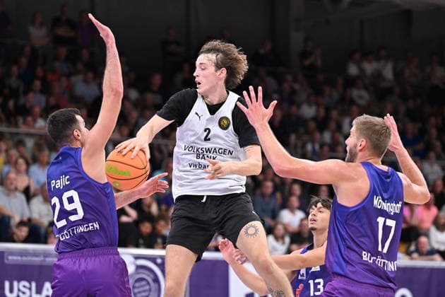 BG Göttingen vs. Löwen Braunschweig Basketball, Men s Exhibition Game, BG Göttingen vs. Löwen Braunschweig, Sparkassen Arena: Benny Schröder (Löwen Braunschweig) passes to Omar Pajic (left), BG Göttingen, and Mathis Mönninghoff (right), BG Göttingen, Göttingen, Lower Saxony, Germany