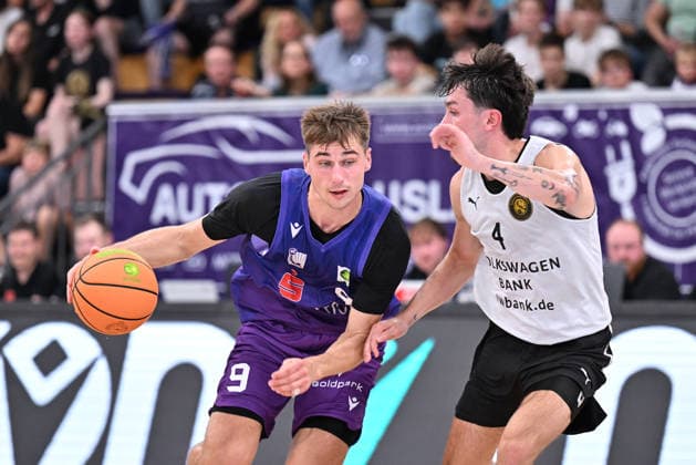 BG Göttingen vs. Löwen Braunschweig Basketball, Men s Exhibition Game, BG Göttingen vs. Löwen Braunschweig, Sparkassen Arena: Radvilas Kneizys (left), BG Göttingen dribbling against Gian Aydinoglu (right), Löwen Braunschweig, Göttingen, Lower Saxony, Germany