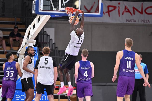 BG Göttingen vs. Löwen Braunschweig Basketball, Men s Exhibition Game, BG Göttingen vs. Löwen Braunschweig, Sparkassen Arena, Sheldon Edwards, Löwen Braunschweig dunks, Göttingen, Lower Saxony, Germany