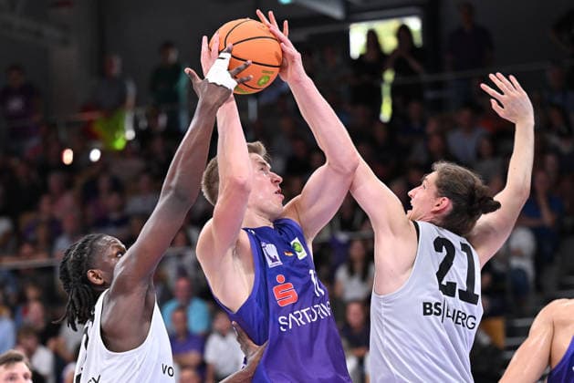 BG Göttingen vs. Löwen Braunschweig Basketball, Men s Exhibition Game, BG Göttingen vs. Löwen Braunschweig, Sparkassen Arena: Robin Lodders (left), BG Göttingen battles with Leonhard Laar (right), Löwen Braunschweig fights for the ball; Göttingen, Lower Saxony, Germany