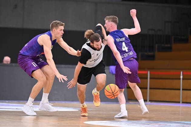 BG Göttingen vs. Löwen Braunschweig Basketball, Men s Exhibition Game, BG Göttingen vs. Löwen Braunschweig, Sparkassen Arena: Devin Askew of Löwen Braunschweig battles for the ball with Robin Lodders (left), BG Göttingen, and Daniel Kirchner (right), BG Göttingen. Göttingen, Lower Saxony, Germany