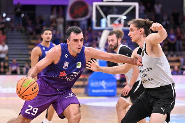 BG Göttingen vs. Löwen Braunschweig Basketball, Men s Exhibition Game, BG Göttingen vs. Löwen Braunschweig, Sparkassen Arena Omar Pajic (left), BG Göttingen dribbles under pressure from Leonhard Laar (right), Löwen Braunschweig, Göttingen, Lower Saxony, Germany