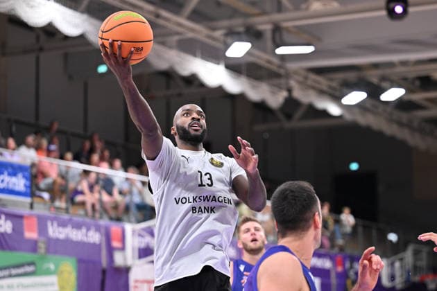 BG Göttingen vs. Löwen Braunschweig Basketball, Men s Exhibition Game, BG Göttingen vs. Löwen Braunschweig, Sparkassen Arena, Sheldon Edwards, Löwen Braunschweig drives to the basket, Göttingen, Lower Saxony, Germany